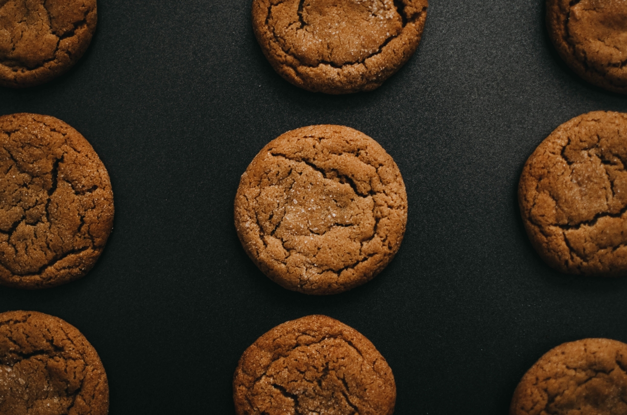 Galletas recien horneadas sobre fondo oscuro